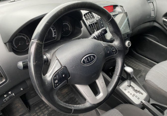 Подержанный автомобиль Kia Ceed Hatchback 2011 года (13 фото)