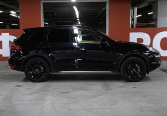 Подержанный автомобиль Porsche Cayenne 2011 года (4 фото)