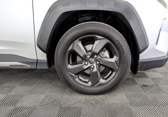 Подержанный автомобиль Toyota RAV4 2022 года (18 фото)