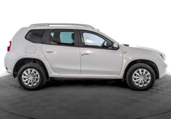 Подержанный автомобиль Nissan Terrano 2014 года (4 фото)