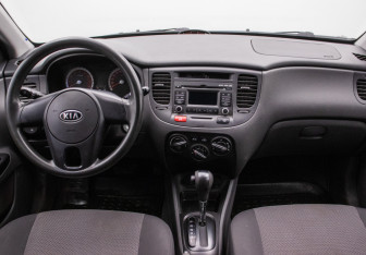 Подержанный автомобиль Kia Rio Hatchback 2010 года (13 фото)