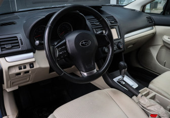 Подержанный автомобиль Subaru XV 2012 года (12 фото)