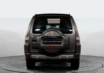 Подержанный автомобиль Mitsubishi Pajero 2012 года (5 фото)