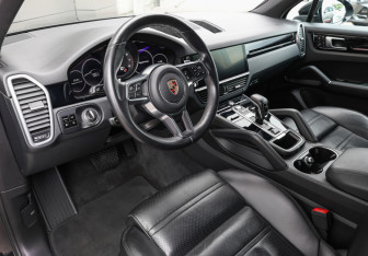 Подержанный автомобиль Porsche Cayenne 2018 года (14 фото)
