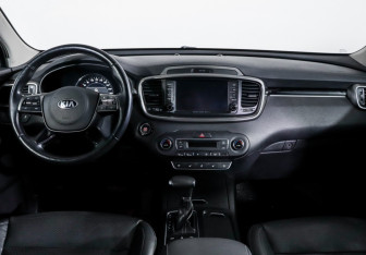 Подержанный автомобиль Kia Sorento 2018 года (12 фото)