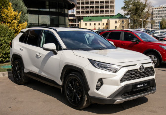 Подержанный автомобиль Toyota RAV4 2021 года (2 фото)