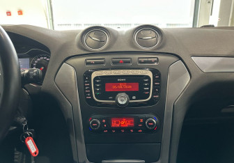 Подержанный автомобиль Ford Mondeo Sedan 2012 года (15 фото)