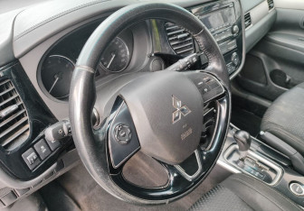 Подержанный автомобиль Mitsubishi Outlander 2017 года (11 фото)