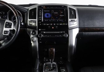 Подержанный автомобиль Toyota Land Cruiser Suv 2012 года (17 фото)