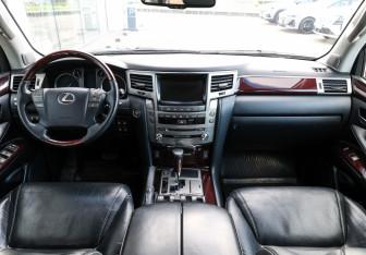 Подержанный автомобиль Lexus LX 2013 года (16 фото)