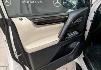 Подержанный автомобиль Lexus LX 2015 года (19 фото)