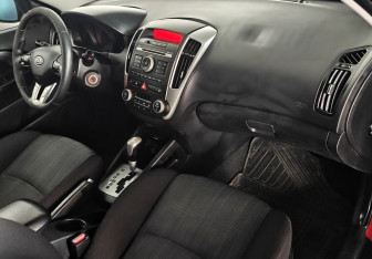 Подержанный автомобиль Kia Ceed Hatchback 2011 года (11 фото)