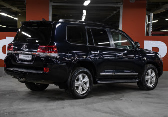 Подержанный автомобиль Toyota Land Cruiser Suv 2015 года (5 фото)