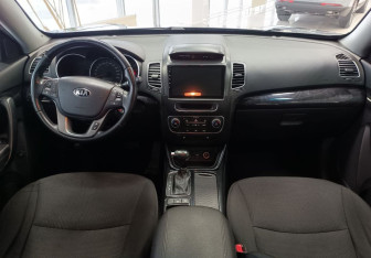 Подержанный автомобиль Kia Sorento 2017 года (10 фото)