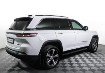 Подержанный автомобиль Jeep Grand Cherokee 2023 года (5 фото)