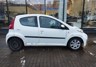 Подержанный автомобиль Peugeot 107 2011 года (4 фото)