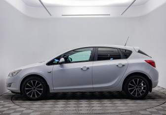Подержанный автомобиль Opel Astra Hatchback 2011 года (2 фото)