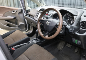 Подержанный автомобиль Honda Fit Shuttle 2012 года (10 фото)