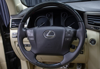 Подержанный автомобиль Lexus LX 2015 года (17 фото)