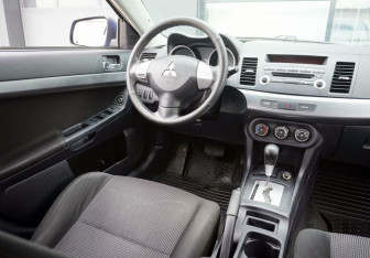 Подержанный автомобиль Mitsubishi Lancer Sedan 2011 года (12 фото)