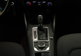 Подержанный автомобиль Audi A3 Hatchback 2015 года (15 фото)