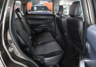 Подержанный автомобиль Citroen C-Crosser 2012 года (12 фото)