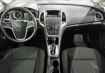 Подержанный автомобиль Opel Astra Hatchback 2014 года (10 фото)