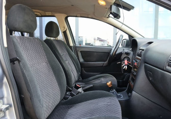 Подержанный автомобиль Opel Astra Wagon 2003 года (20 фото)