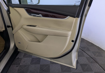 Подержанный автомобиль Cadillac XT5 2016 года (26 фото)