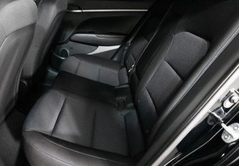 Подержанный автомобиль Hyundai Elantra Sedan 2018 года (8 фото)