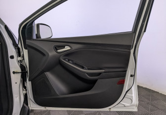 Подержанный автомобиль Ford Focus Hatchback 2017 года (25 фото)