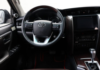 Подержанный автомобиль Toyota Fortuner 2018 года (15 фото)
