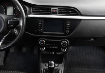 Подержанный автомобиль Kia Rio Sedan 2018 года (13 фото)