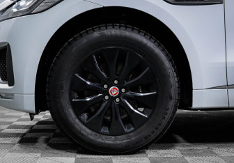 Подержанный автомобиль Jaguar F-Pace 2020 года (15 фото)