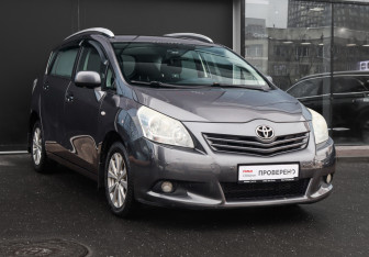 Подержанный автомобиль Toyota Verso 2012 года (3 фото)