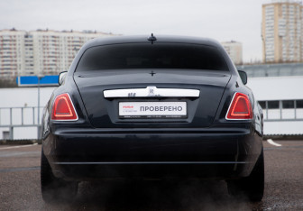 Подержанный автомобиль Rolls-Royce Ghost 2010 года (11 фото)
