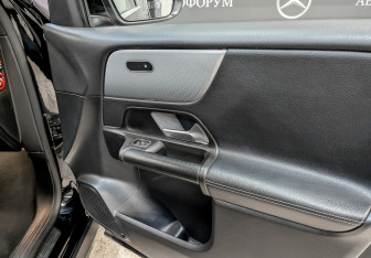 Подержанный автомобиль Mercedes-Benz GLB 2020 года (23 фото)
