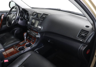 Подержанный автомобиль Toyota Highlander 2011 года (10 фото)