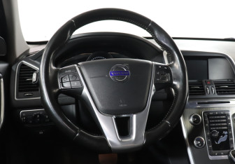 Подержанный автомобиль Volvo XC60 2015 года (18 фото)