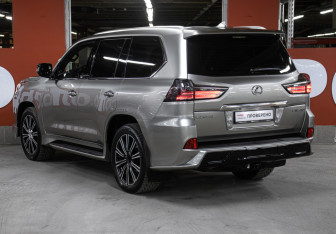 Подержанный автомобиль Lexus LX 2017 года (7 фото)