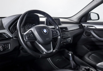 Подержанный автомобиль BMW X1 2016 года (14 фото)