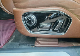 Подержанный автомобиль Audi A8 2014 года (19 фото)