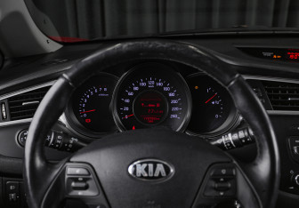 Подержанный автомобиль Kia Ceed Hatchback 2016 года (11 фото)