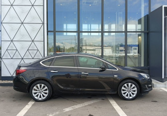 Подержанный автомобиль Opel Astra Sedan 2013 года (4 фото)