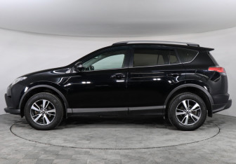 Подержанный автомобиль Toyota RAV4 2017 года (8 фото)