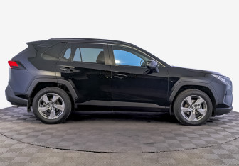 Подержанный автомобиль Toyota RAV4 2020 года (4 фото)