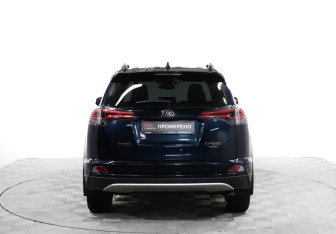 Подержанный автомобиль Toyota RAV4 2018 года (6 фото)