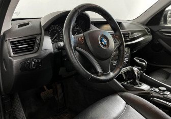Подержанный автомобиль BMW X1 2011 года (12 фото)