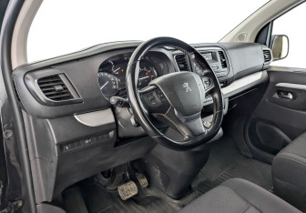 Подержанный автомобиль Peugeot Traveller 2021 года (17 фото)
