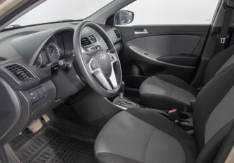 Подержанный автомобиль Hyundai Solaris Hatchback 2011 года (10 фото)